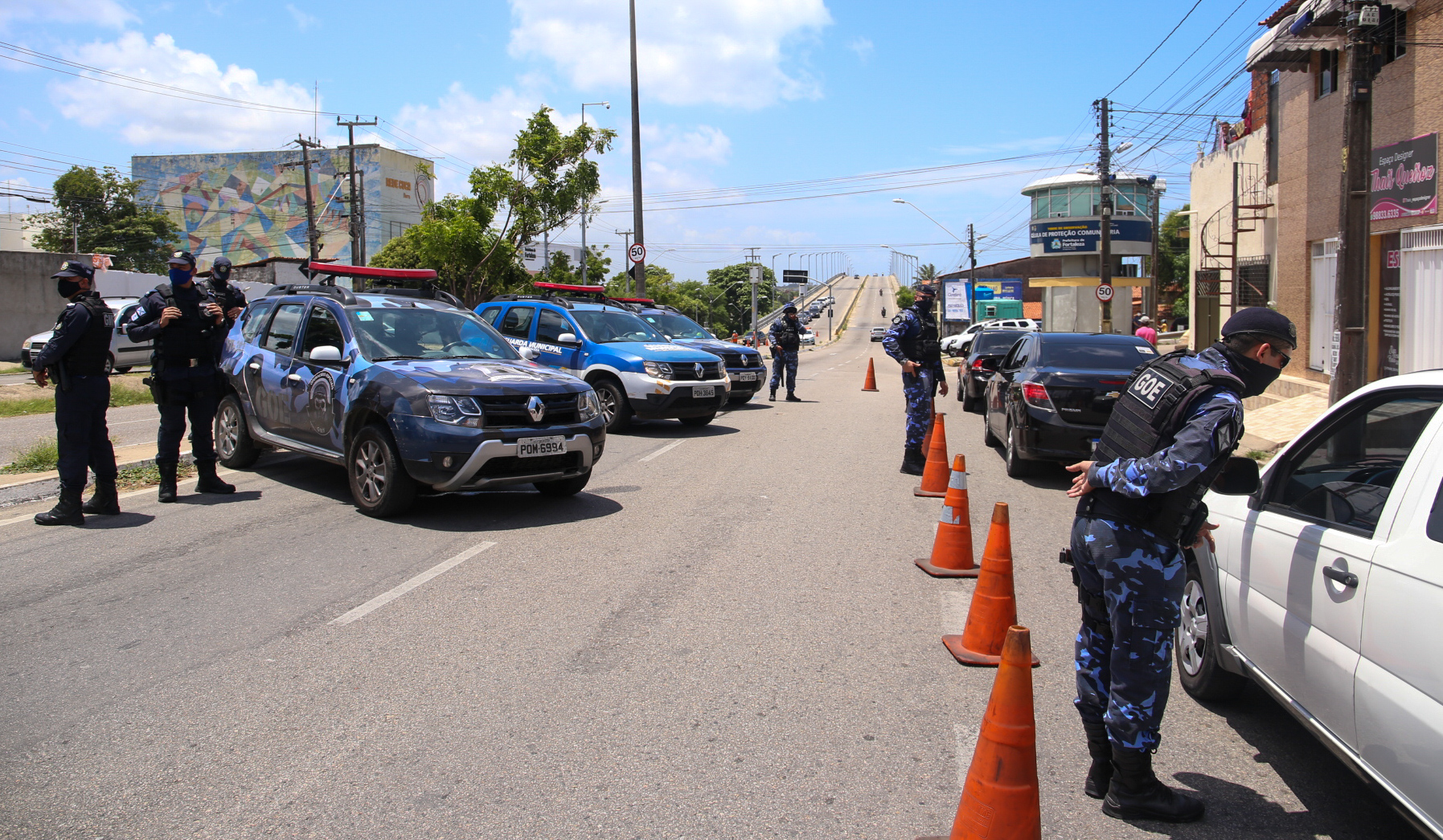 blitz da guarda municipal com carros parados em fila indiana